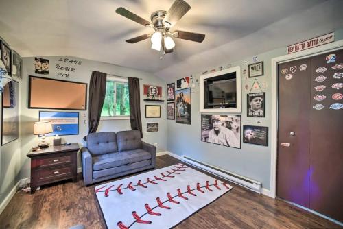 Photo de la galerie de l'établissement Cozy Milford Cottage on Half Acre w Deck & Grill, à Milford