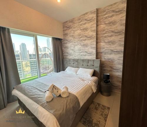 ein Schlafzimmer mit einem Bett mit Schuhen drauf in der Unterkunft Reva residence suite burj Khalifa view ,Kings in Dubai