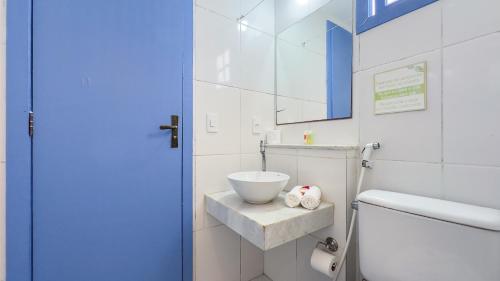 a bathroom with a toilet and a sink at Pousada Vila Capri in Búzios