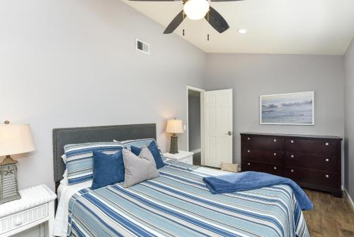 een slaapkamer met een bed en een plafondventilator bij 5 Bedroom Home with Pool Table steps to the Beach in Newport Beach