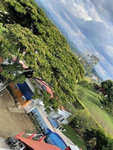 an overhead view of a group of houses and trees at LA MANUELA CASA 1 in Pereira