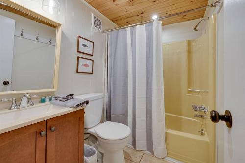 A bathroom at Lakefront, Hot Tub, Indoor Pool, Ski/Tube, Firepit
