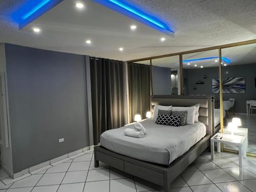 1 dormitorio con 1 cama grande y luz azul en Isla Verde Puerto Rico, One Queen Bed, en San Juan