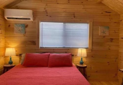 Postel nebo postele na pokoji v ubytování Unique Cabin Near Surf City with Loft and Parking