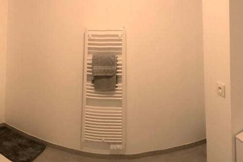 een handdoekenrek aan de muur van een badkamer bij Les terrasses de l'Hôtel Dieu in Clermont-Ferrand
