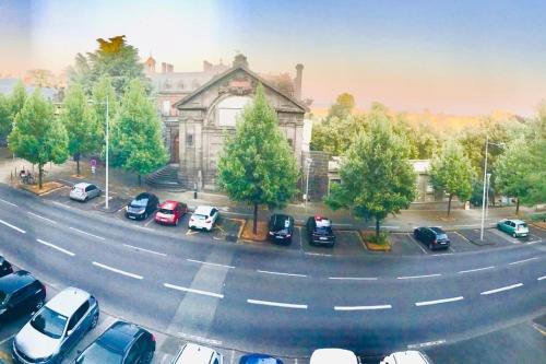 een parkeerplaats met auto's voor een gebouw bij Les terrasses de l'Hôtel Dieu in Clermont-Ferrand