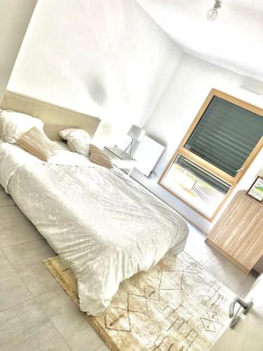 une chambre avec un lit avec une couette blanche dans l'établissement Les terrasses de l'Hôtel Dieu, à Clermont-Ferrand