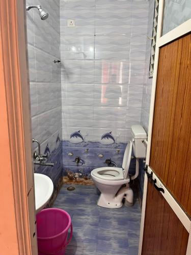 uma casa de banho com um WC e um lavatório em 2BHK Swami Apartment Jail Road Nashik em Nashik