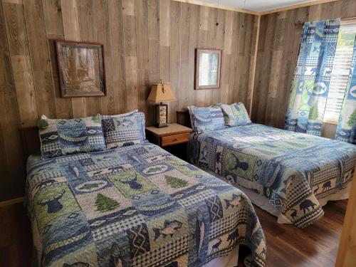 En eller flere senge i et værelse på Southern Comfort Inn & Resort