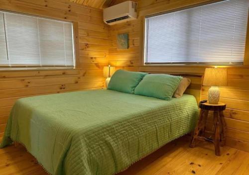 sypialnia z łóżkiem w drewnianym domku w obiekcie Rustic Cabin with loft in Surf City with Parking w mieście Surf City
