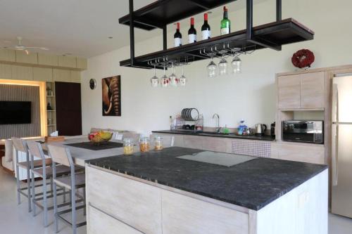 Кухня или мини-кухня в Ramashinta 3BR BeachView Vila CYN

