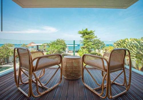 Балкон или терраса в Ramashinta 3BR BeachView Vila CYN