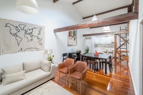 un soggiorno con divano bianco e tavolo di PedrasNegras30 Lisbon Lofts & Apartments a Lisbona
