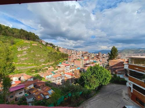 vistas a una ciudad con edificios en una colina en Casa Victoria, en Cusco