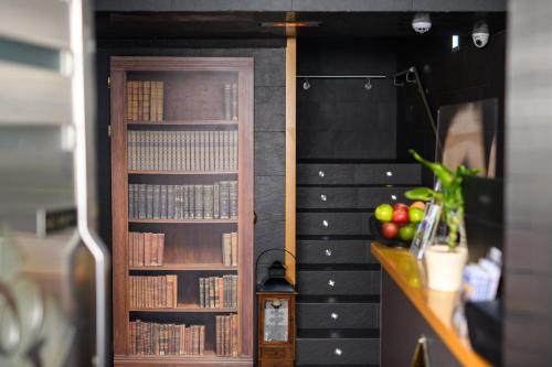 a room with a book shelf with books at Hotel De Martin in San Lorenzo de El Escorial