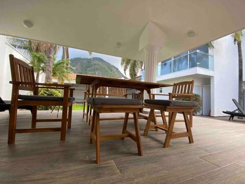 Habitación con sillas, mesa, mesa y sillas. en LA CASA BLANCA Suites Tepic SPA Familiar en Tepic
