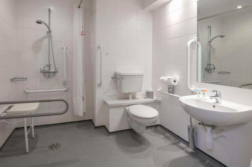 Baño blanco con aseo y lavamanos en Best Western Pontypool Metro Hotel, en Pontypool