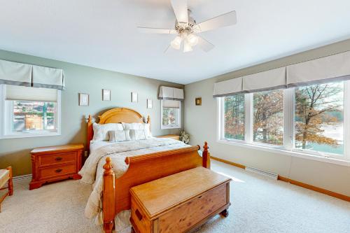 een slaapkamer met een bed en een plafondventilator bij Yellow Birch Memories in Eagle River