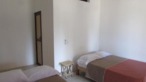 1 dormitorio con 2 camas y espejo en Hab #3 La Casa Del Profe Salo, en Zapote