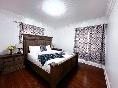 een slaapkamer met een groot bed en een raam bij VERY QUIET 6B3B House parkin SELF CK in Alhambra