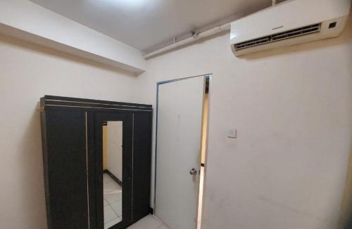 a room with a door and an air conditioner at Apartemen green bay pluit in Jakarta