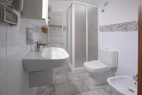 カターニアにあるEtna Sea Houseのバスルーム(洗面台、トイレ、シャワー付)