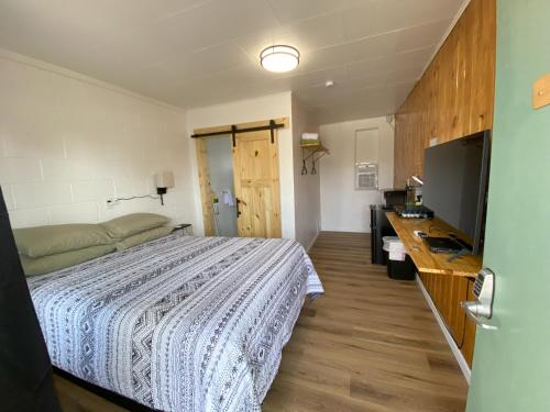 - une petite chambre avec un lit et un lavabo dans l'établissement The Sage Motel, à Saratoga