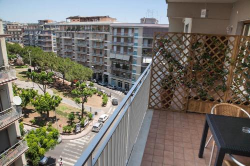 Appartamento dotato di balcone con vista sulla città. di Etna Sea House a Catania