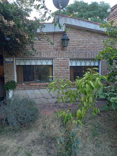 un edificio de ladrillo con ventana y patio en Casa en Costa Azul - Canelones, en La Floresta