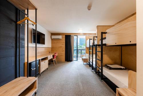 Katil atau katil-katil dalam bilik di Bunk Surfers Paradise International Backpacker Hostel