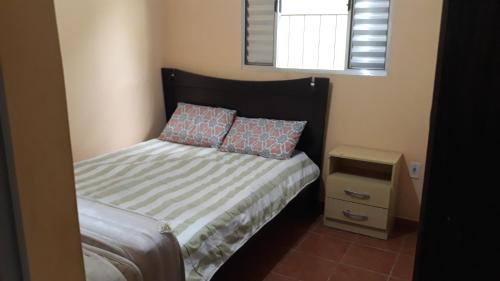 Recanto de cachoeiras في Itariri: غرفة نوم صغيرة بها سرير ونافذة