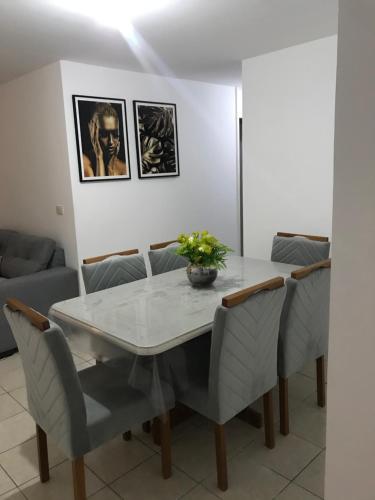 a dining room with a table and chairs at Apartamento em Aracaju a 5 minutos da praia in Aracaju