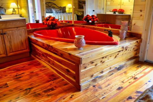 una gran bañera en una cocina con lavabos rojos en Mountain Love Nest, en Gatlinburg