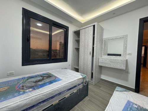 Habitación pequeña con cama y ventana en Montazah seaside homes en Sharm El Sheikh