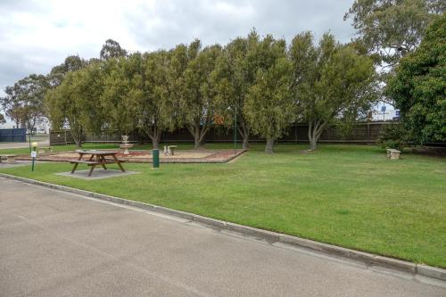 Κήπος έξω από το Bairnsdale Main Motel