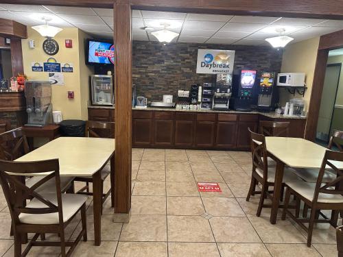 Days Inn & Suites by Wyndham Gunnisonにあるレストランまたは飲食店