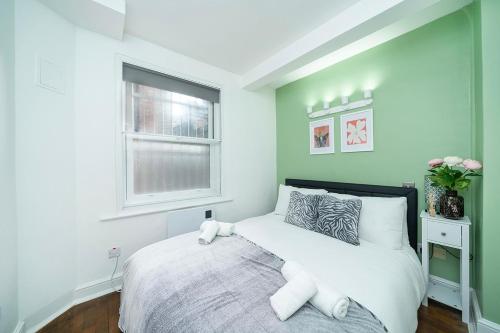 Tempat tidur dalam kamar di Soho Apartments F2