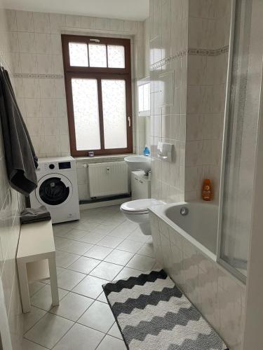 uma casa de banho com uma banheira, um WC e um lavatório. em A&A Apartments em Chemnitz