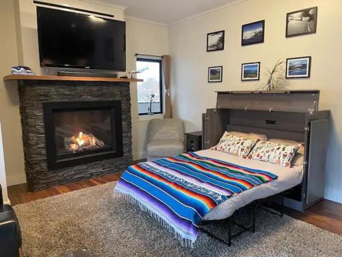 Postel nebo postele na pokoji v ubytování Lily Glacier Suite - RARE Downtown Location
