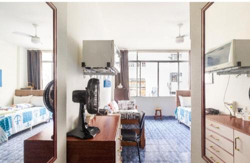 1 habitación con espejo y 1 habitación con 1 dormitorio en ap mobiliado em sp metrõ da repúbilca brasil, en São Paulo