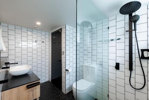 Bilik mandi di Bunk Surfers Paradise International Backpacker Hostel