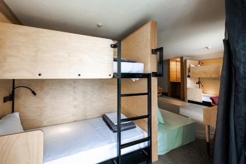Katil atau katil-katil dalam bilik di Bunk Surfers Paradise International Backpacker Hostel