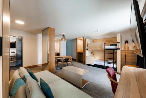 een woonkamer met een bank en een stapelbed bij Bunk Surfers Paradise International Backpacker Hostel in Gold Coast