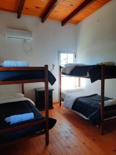 Dúplex Tío Chiky Soltero tesisinde bir ranza yatağı veya ranza yatakları