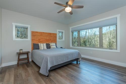 Schlafzimmer mit einem Bett und einem Deckenventilator in der Unterkunft Wendell in Black Mountain