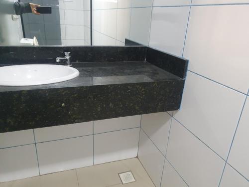 La salle de bains est pourvue d'un lavabo et d'un miroir. dans l'établissement Hotel Record, à Santo André
