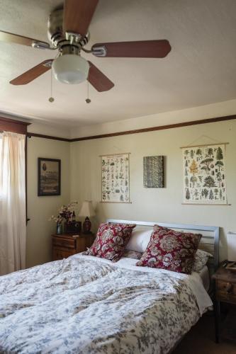 Ένα ή περισσότερα κρεβάτια σε δωμάτιο στο Southeast Portland Comfy & Eclectic Craftsman Home