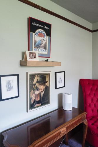Χώρος καθιστικού στο Southeast Portland Comfy & Eclectic Craftsman Home