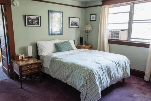 Katil atau katil-katil dalam bilik di Southeast Portland Comfy & Eclectic Craftsman Home