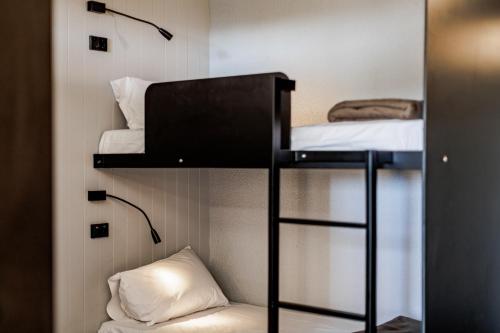Katil atau katil-katil dalam bilik di Bunk Surfers Paradise International Backpacker Hostel